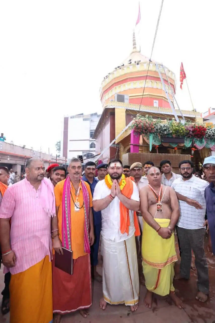 सावन की पहली सोमवारी पर बाबा हरिहरनाथ मंदिर में तेजस्वी यादव ने किया जलाभिषेक