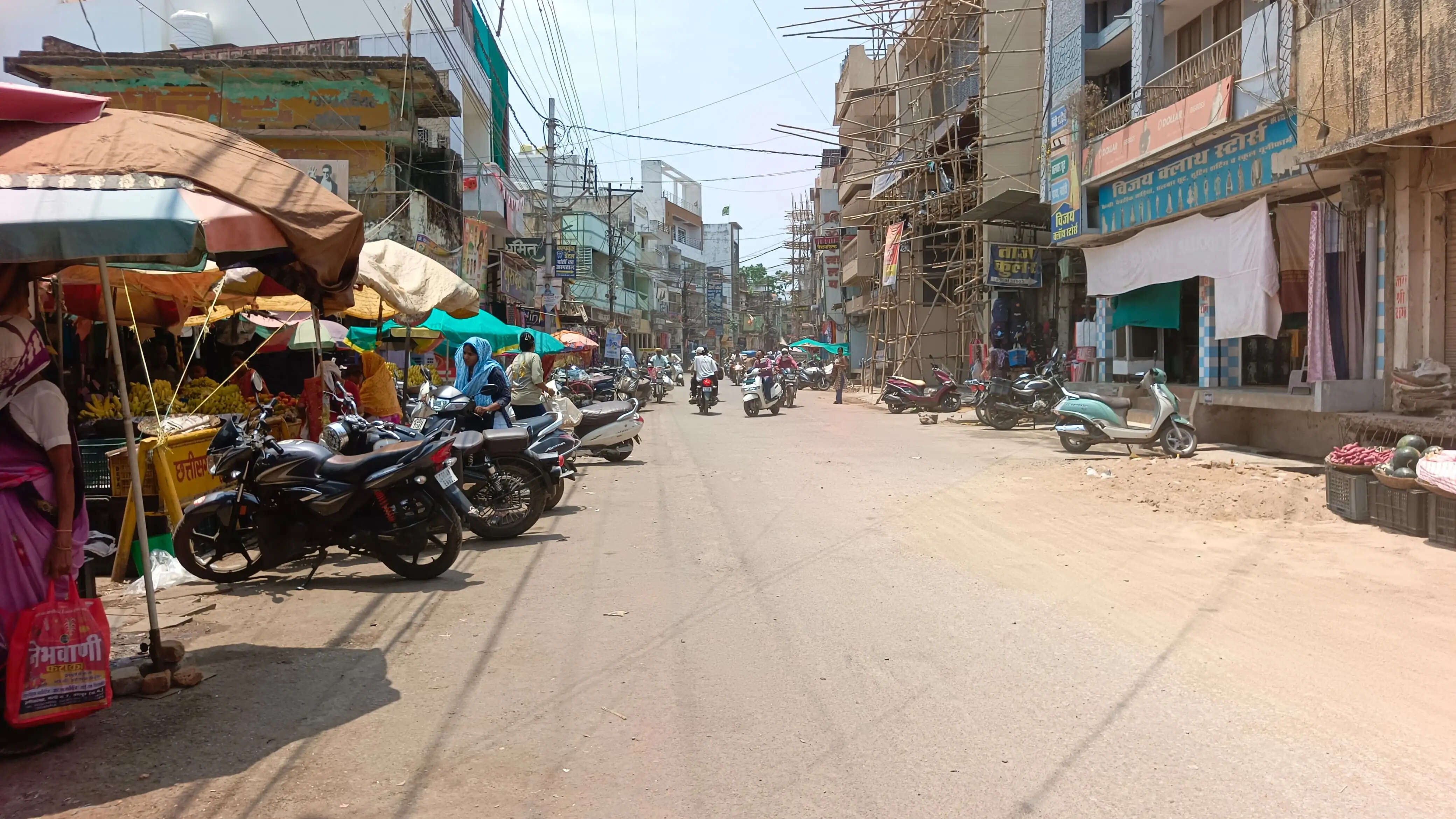 भीषण गर्मी से जनजीवन अस्त-व्यस्त, दोपहर में सूनी पड़ रहीं सड़कें