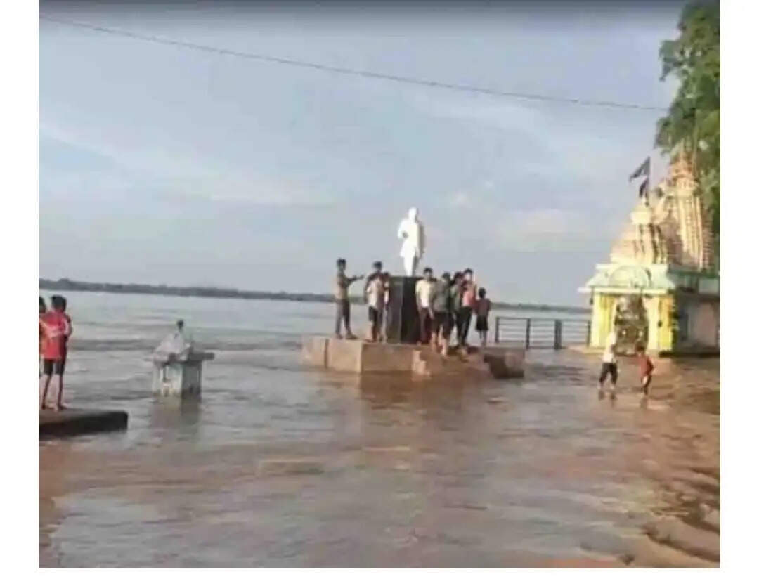 महानदी उफान पर, तटवर्ती गांवों में अलर्ट जारी
