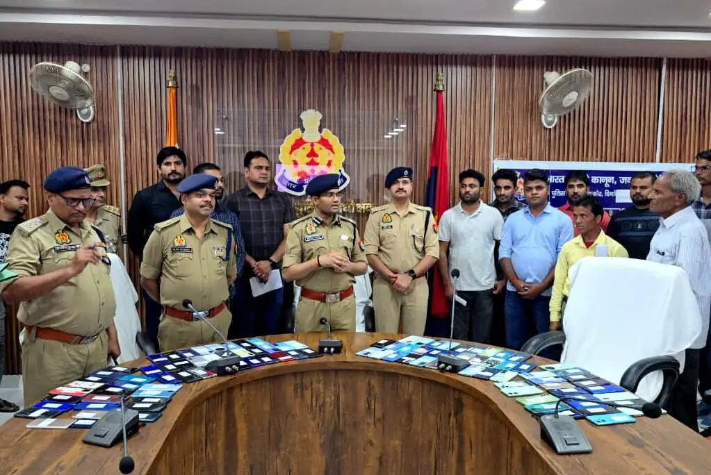 औरैया पुलिस ने 111 गुम मोबाइल बरामद कर लोगों को लौटाए