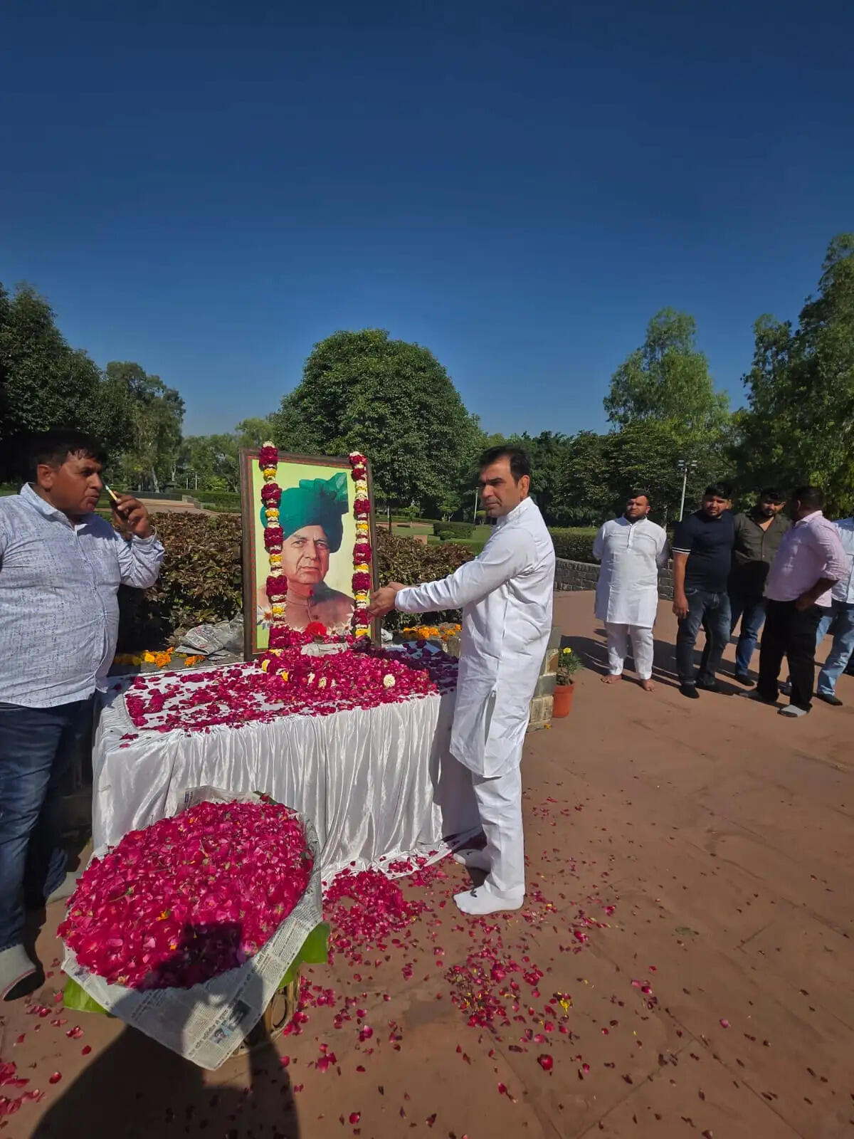 पलवल में देवीलाल की पुण्यतिथि पर इनेलो व जेजेपी नेताओं ने किया नमन