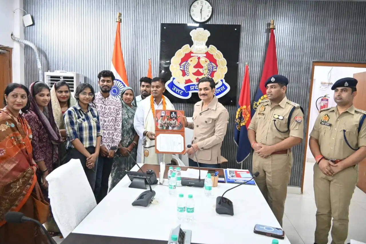 वाराणसी में सेवानिवृत्त हो रहे पुलिसकर्मियों को पुलिस आयुक्त ने दी भावभीनी विदाई