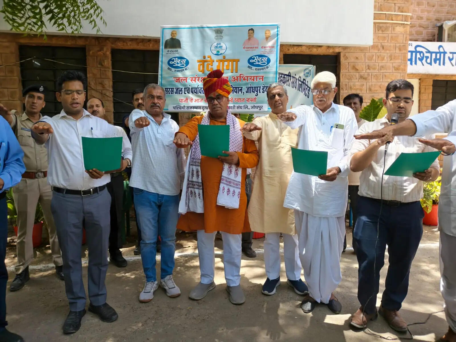 शिक्षा मंत्री ने सरस डेयरी प्लांट का किया अवलोकन