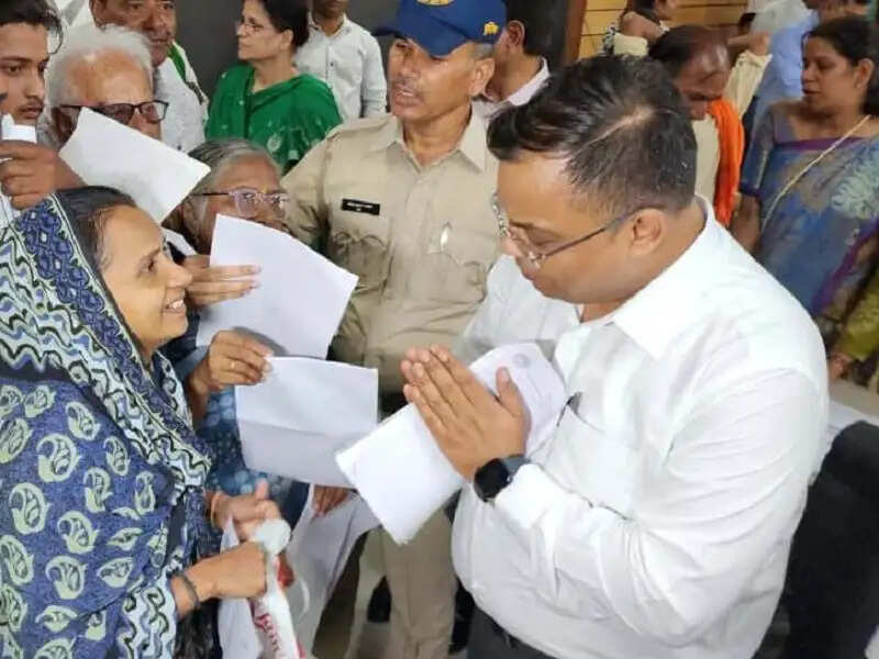 इंदौरः जनसुनवाई में समस्याओं का हुआ त्वरित निराकरण, किसी को नौकरी तो किसी को मिली आर्थिक सहायता