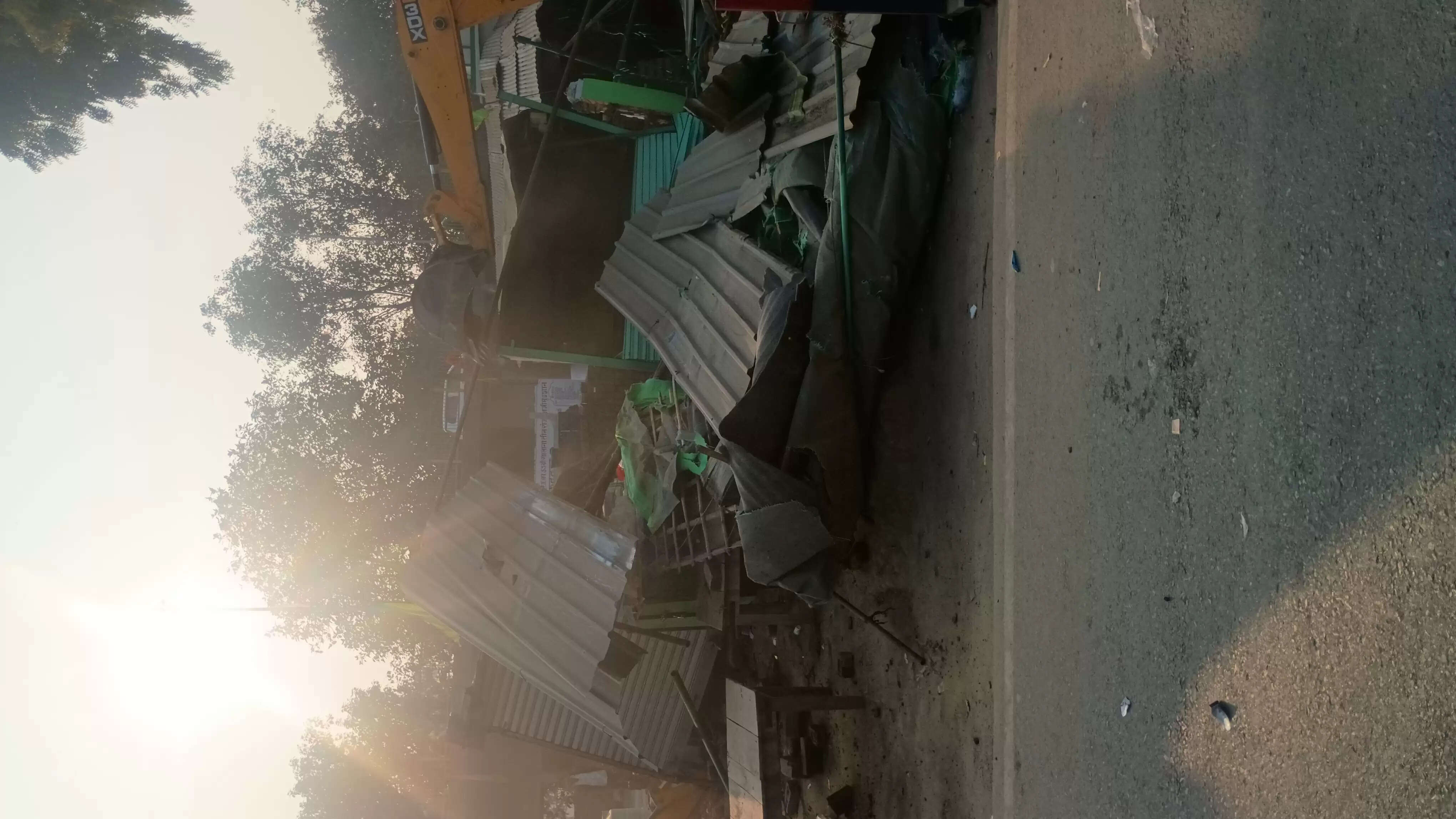 देवरिया में सरकारी जमीन पर बनी अवैध मजार पर बुलडोजर की कार्रवाई, कोर्ट के आदेश से हाे रहा ध्वस्तीकरण