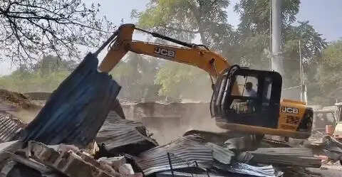 लखनऊ कचहरी के बाहर वकीलों के बने चैंबरों पर चला बुलडोजर, विरोध में सड़क पर उतरे अधिवक्ता