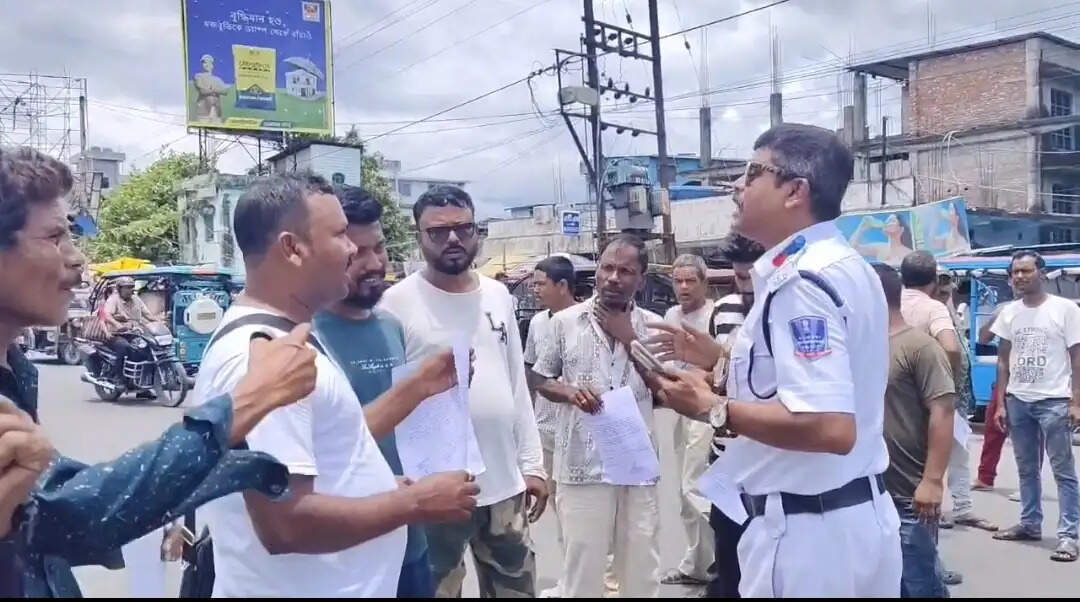 ई-रिक्शा के खिलाफ सिटी ऑटो चालकों का प्रदर्शन