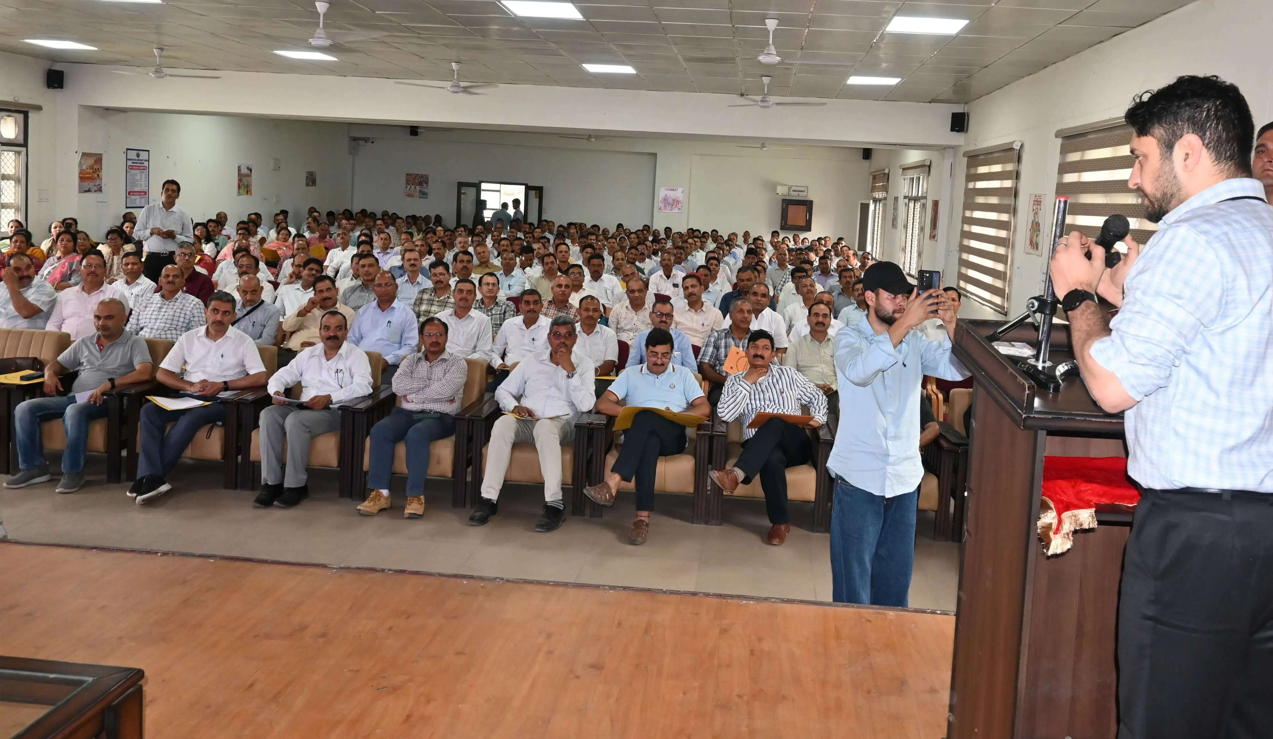नशा मुक्त समाज के निर्माण में प्रधानाचार्य निभाएं अग्रणी भूमिका : अपूर्व देवगन