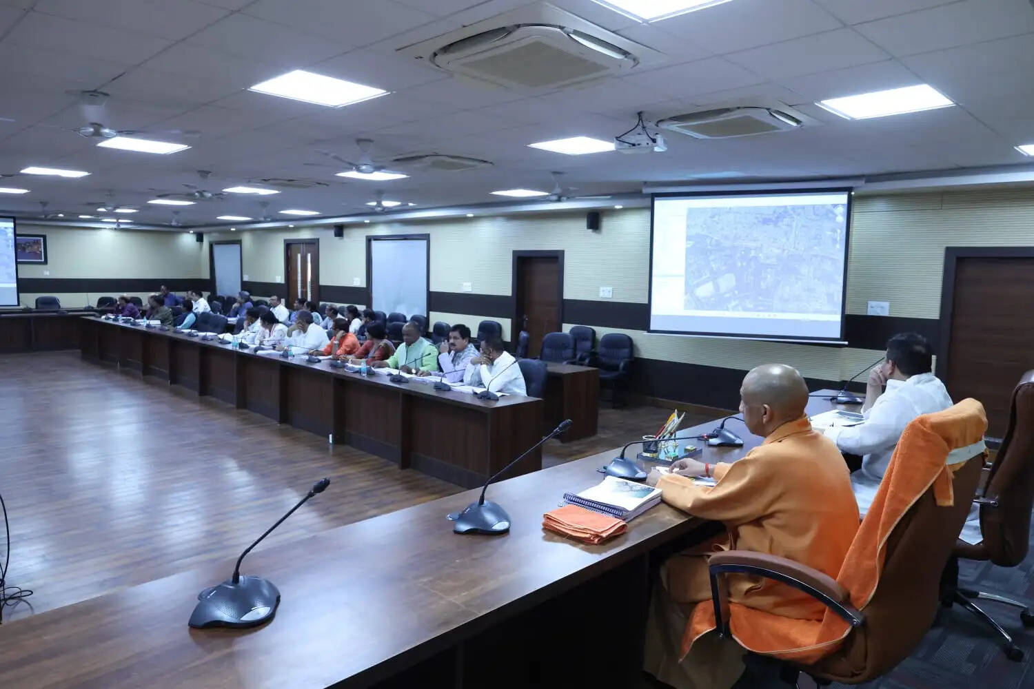 श्री काशी विश्वनाथ मंदिर में दर्शनार्थियों के साथ पुलिस के दुर्व्यवहार से नाराज हुए मुख्यमंत्री