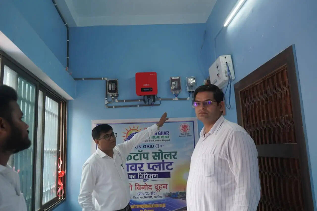 डीएम ने किया रूफटॉप सोलर प्लांट का निरीक्षण,आमजनों से सौर ऊर्जा अपनाने की अपील