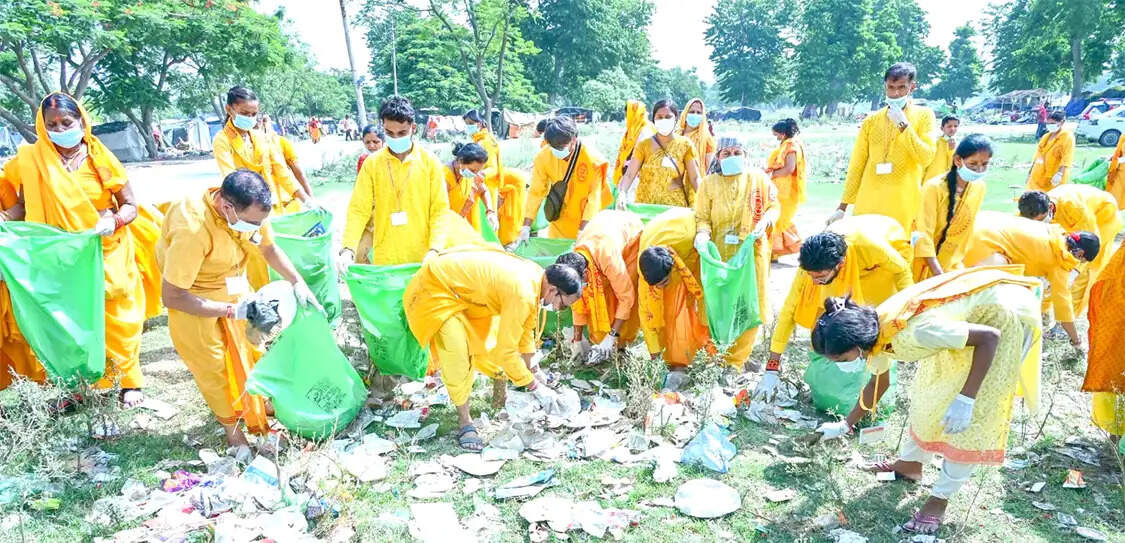 योग दिवस पर शांतिकुंज के साधकों ने चलाया स्वच्छता अभियान