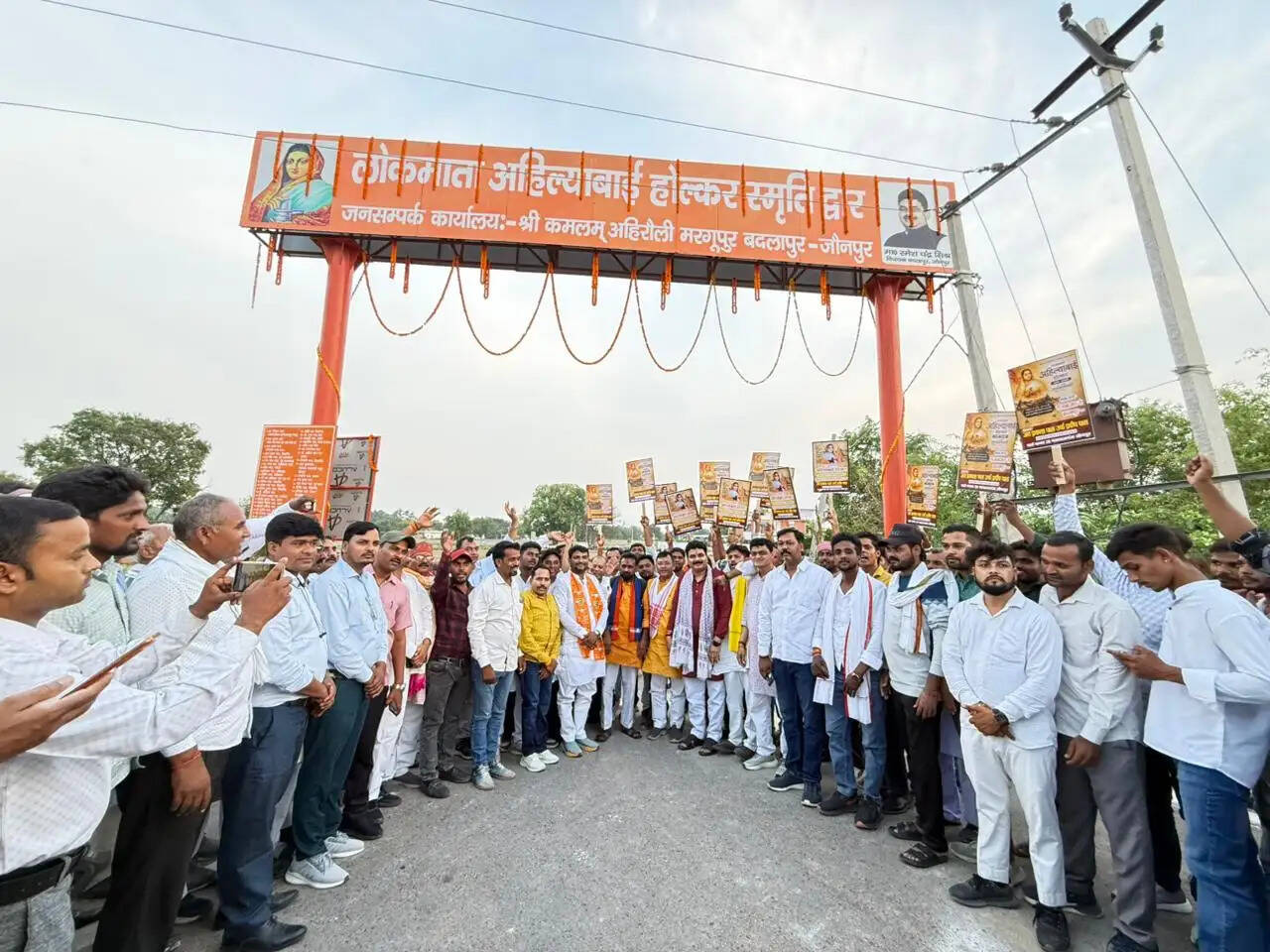 लोकमाता अहिल्याबाई होल्कर की 301वीं जयंती पर दो स्मृति द्वारों का लोकार्पण, विधायक रमेश चंद्र मिश्र ने किया उद्घाटन