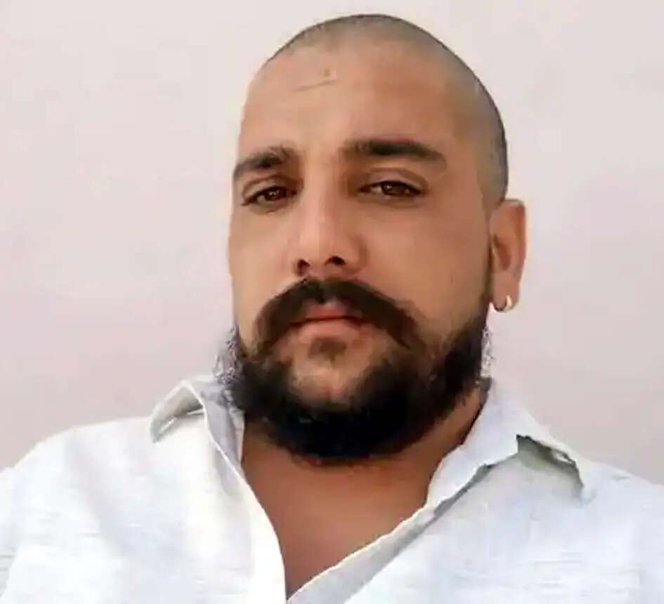हिसार : कार की टक्कर से युवक गंभीर घायल, आरोपी की गिरफ्तारी की मांग पर चौकी प्रभारी से मिले ग्रामीण