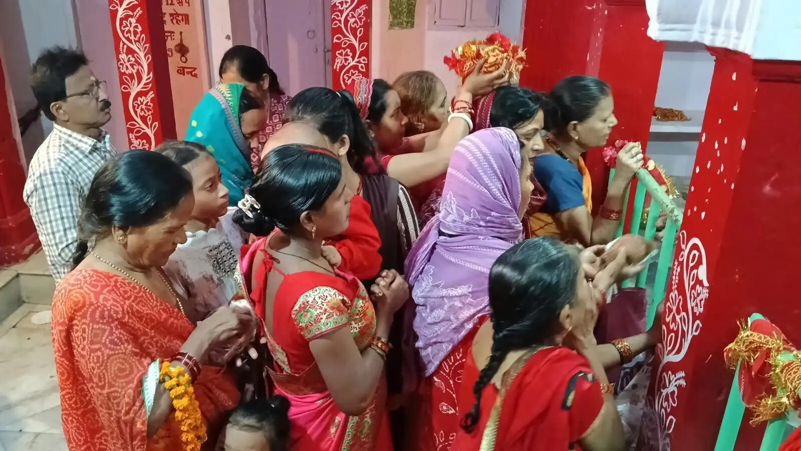 वाराणसी में शारदीय नवरात्र के अन्तिम दिन मां सिद्धिदात्री के दरबार में आस्था का सैलाब