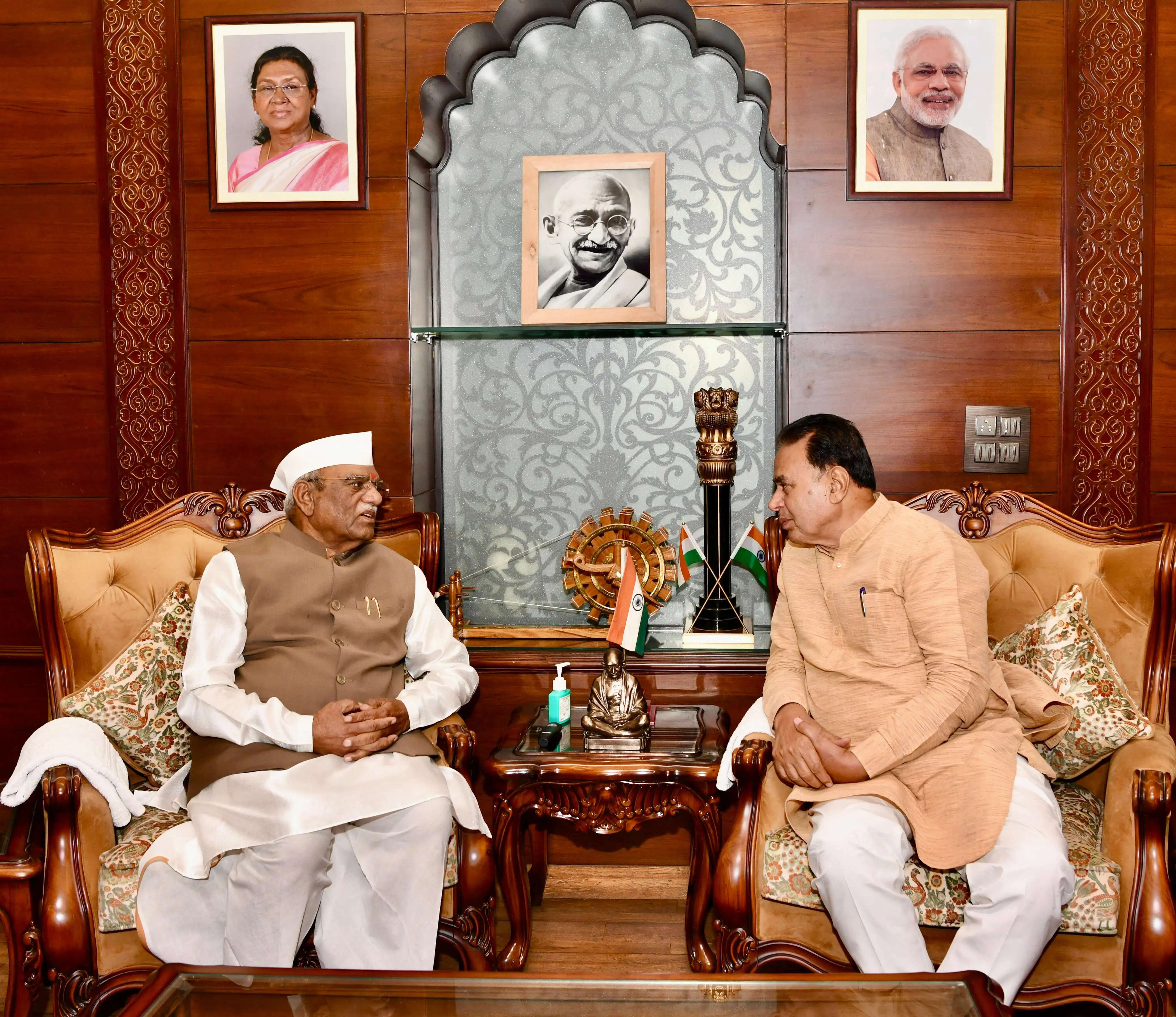 राज्यपाल से संसदीय कार्य, विधि एवं न्याय मंत्री पटेल ने की मुलाकात