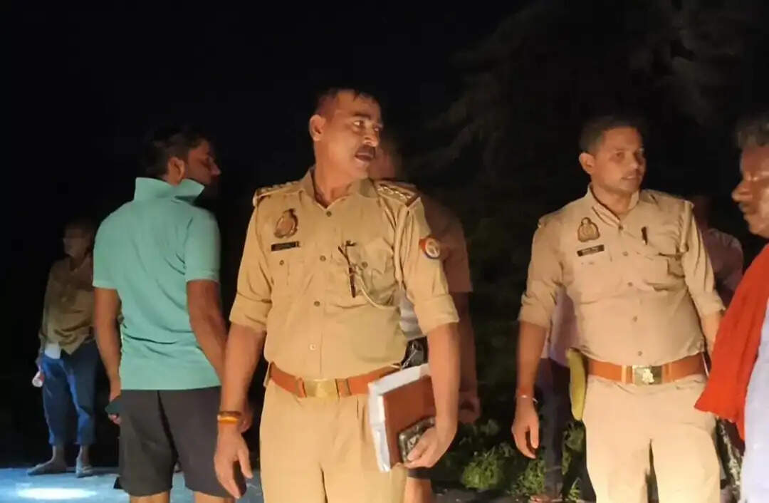सेवानिवृत्त उपनिरीक्षक का शव आम के पेड़ से लटका मिला