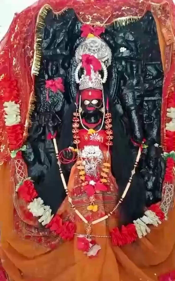 नवरात्रि विशेष: मॉ विरासनी के दर्शन करने आते हैं शेर, घने जंगलों के बीच पहाड़ में विराजी मॉ