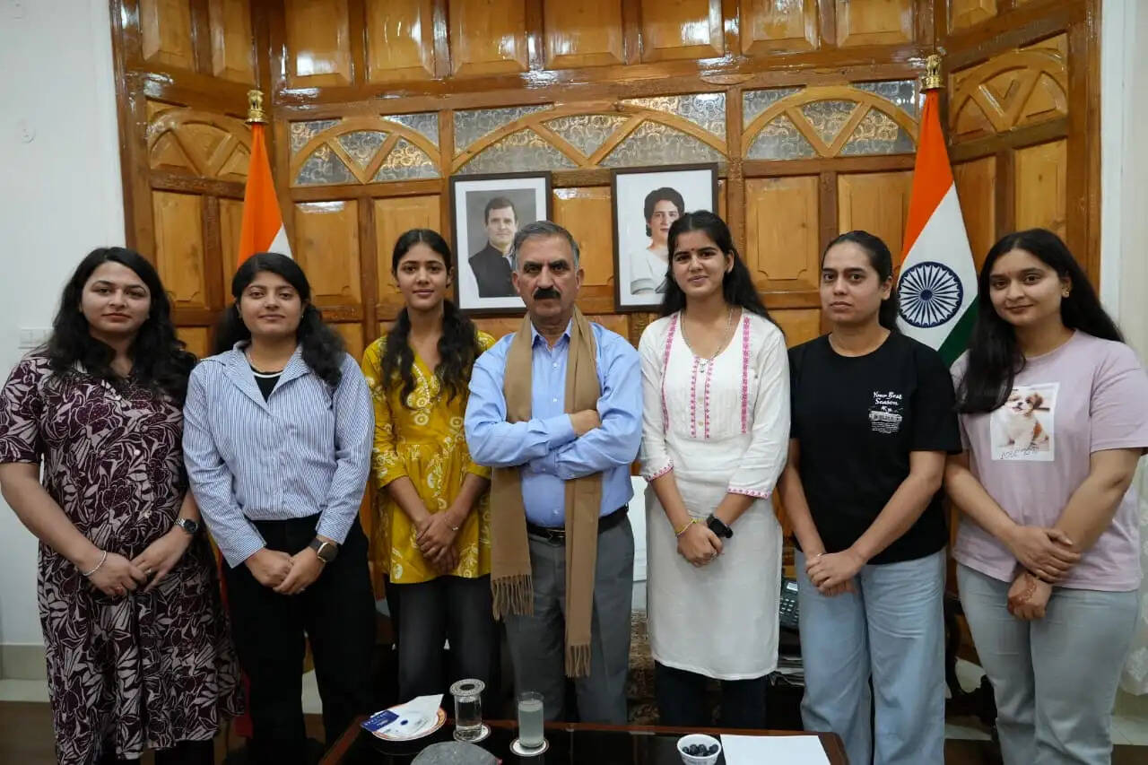 मुख्यमंत्री से मिले हिमाचल विश्वविद्यालय के शोधार्थी, शिक्षा पर हुई चर्चा