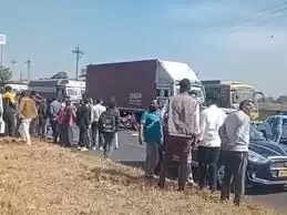 देवास में भीषण सड़क हादसा, बाइक को डंपर ने मारी टक्कर, महिला की मौत, दो लोग घायल