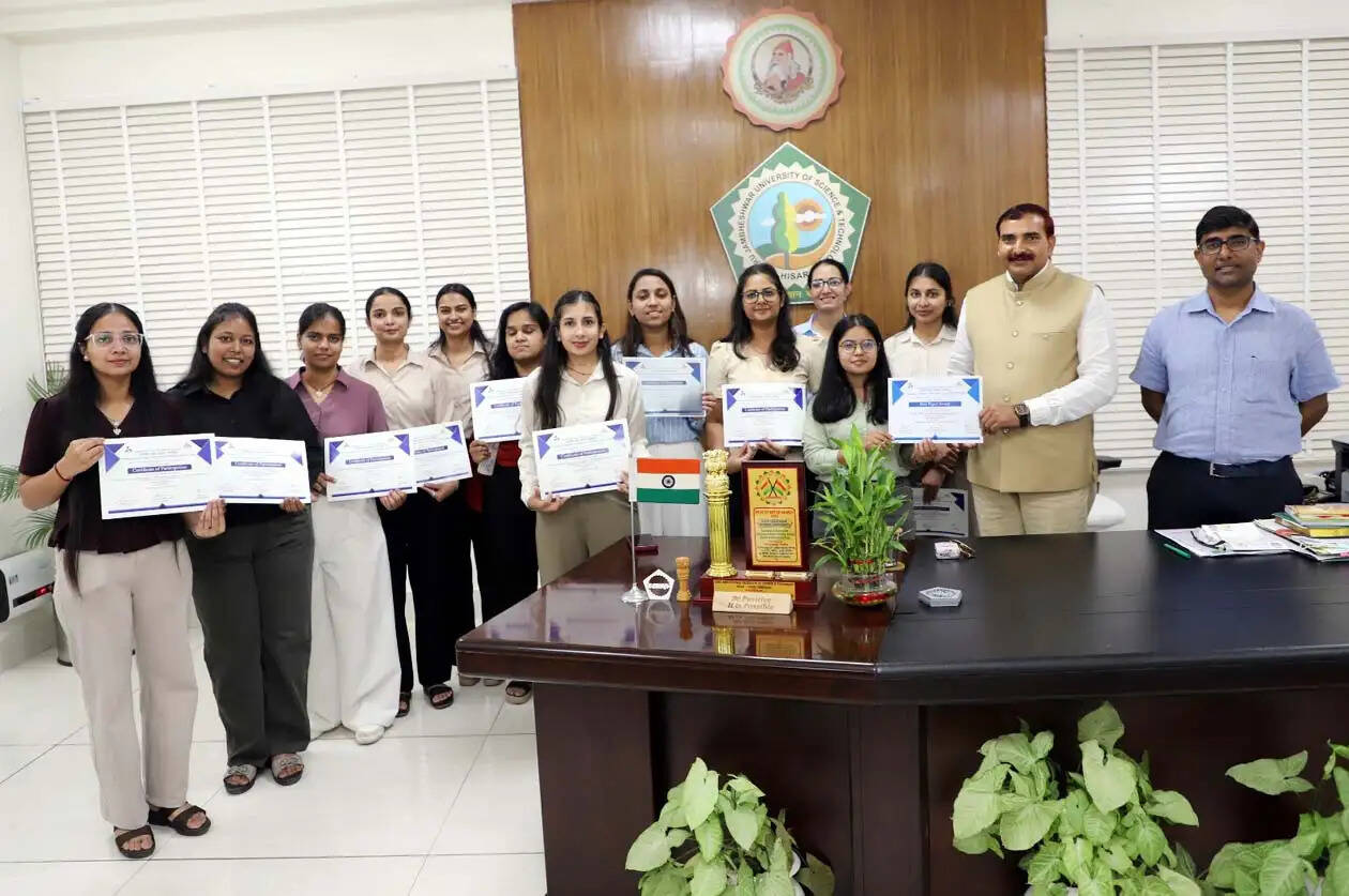 हिसार : एचएसबी की शोधार्थी मोनिका अल्हान के शोध पत्र को मिला सर्वश्रेष्ठ शोध पत्र का अवार्ड
