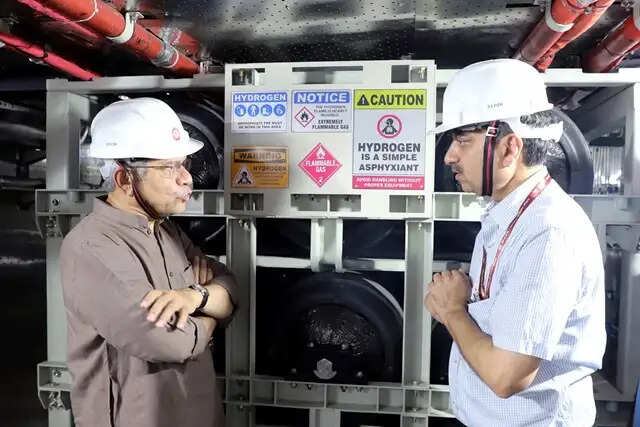 रेल मंत्री ने शकूरबस्ती डिपो में हाइड्रोजन ट्रेन और आधुनिक रखरखाव सुविधाओं का निरीक्षण किया