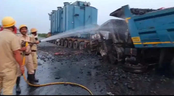 ट्रेलर से टक्कर के बाद डंपर में लगी आग, चालक की जलकर मौत