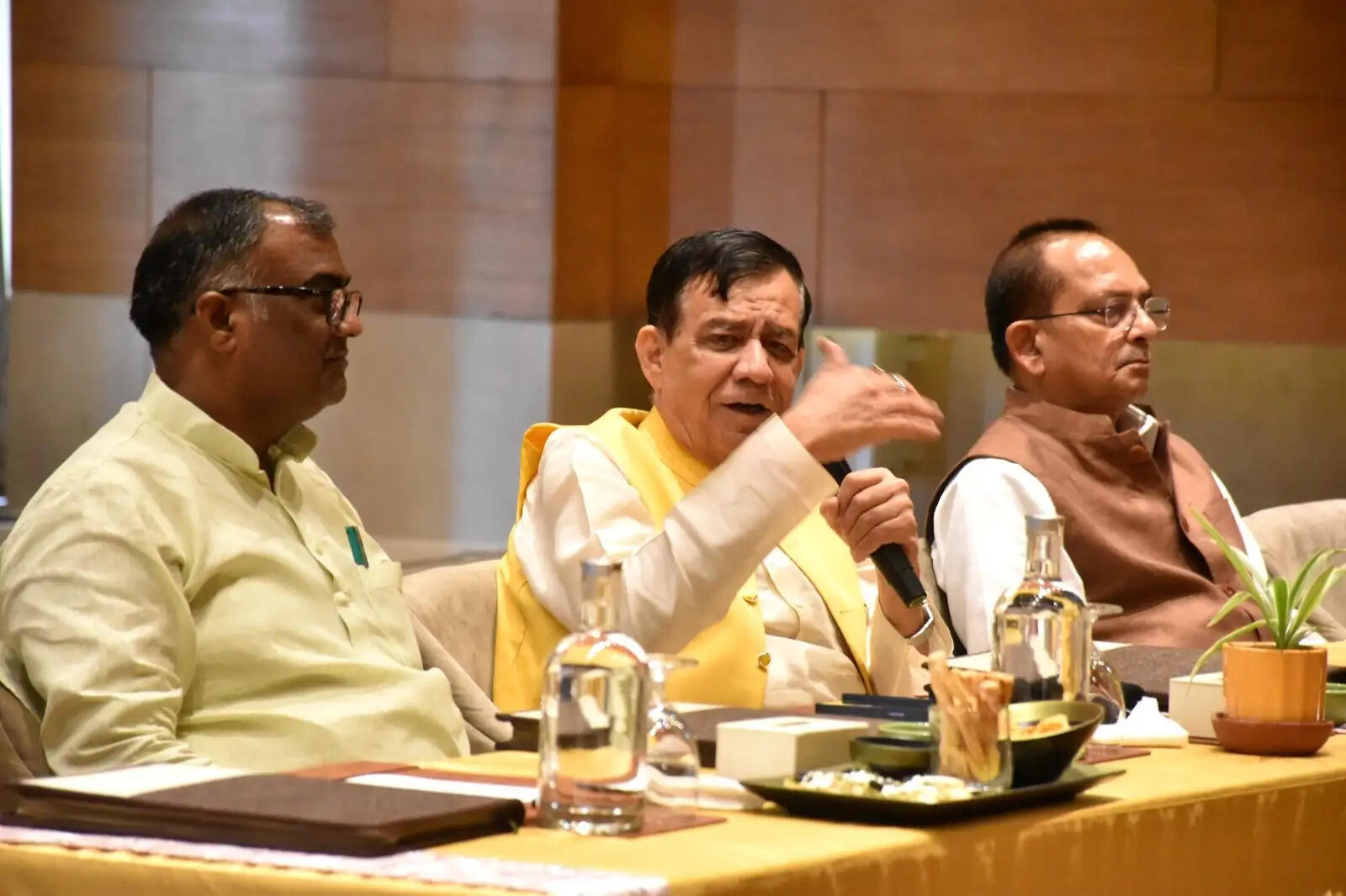 सोशल मीडिया पर दो-चार नकारात्मक टिप्पणियाें से हताश होने की आवश्यकता नहीं : सतीश महाना