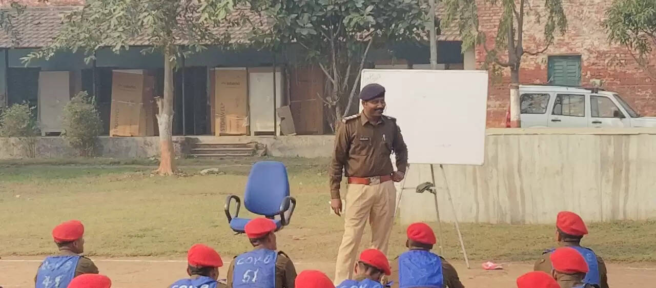 डीएसपी ट्रैफिक ने प्रशिक्षु सिपाहियों को दिया वाहन अधिनियम पर प्रशिक्षण