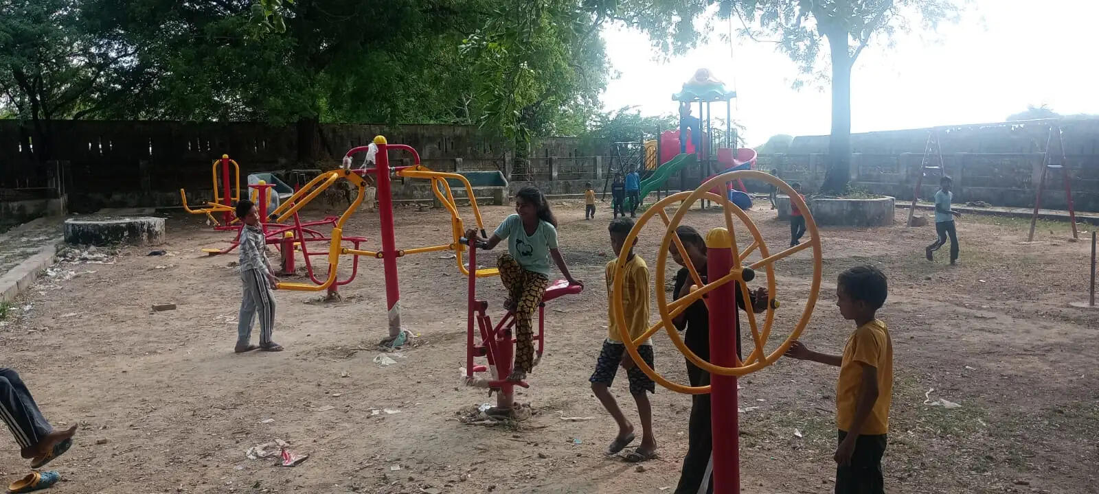 पार्क बना बच्चों की पहली&nbsp;पसंद, झूलों और खेल उपकरणों से बढ़ी रौनक