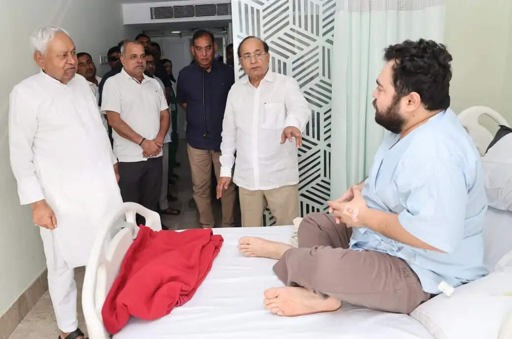 बिग अपोलो अस्पताल पहुंचे नीतीश कुमार, अपने समर्थक अंकित तोदी का हालचाल जाना