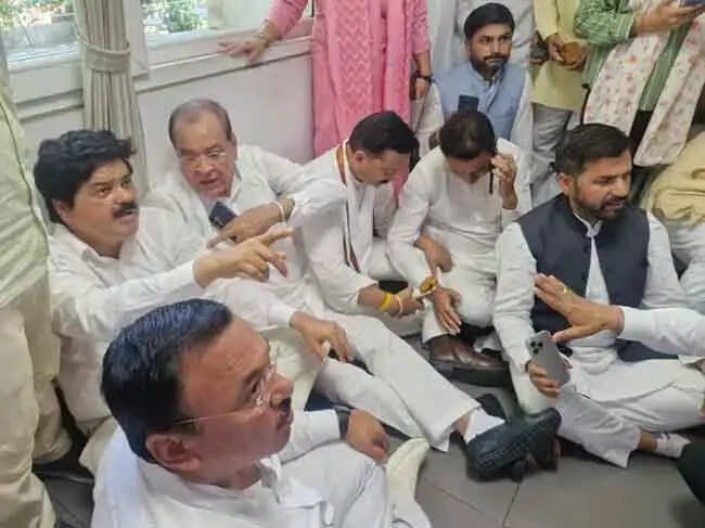 खरगे के दौरे से पहले कांग्रेस नेताओं ने घेरा एस. एस पी ऑफिस