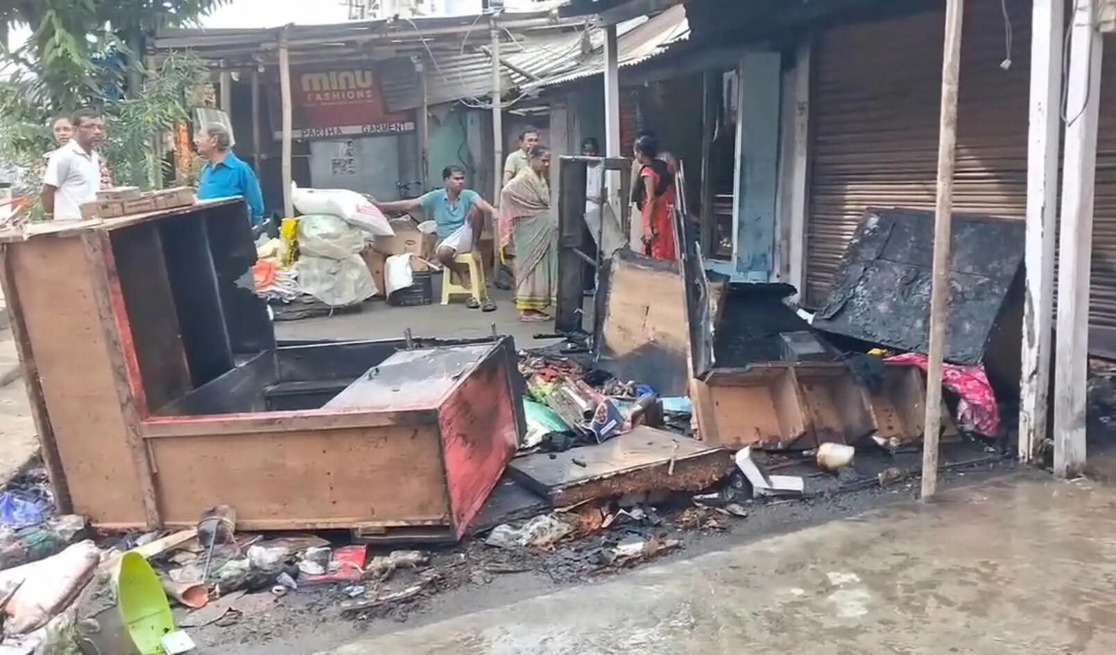 आग में साड़ी का दुकान जलकर राख, लाखों का नुकसान