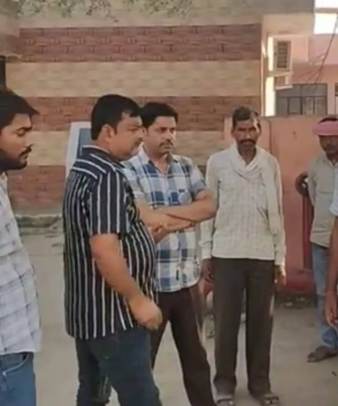 हाथरस : ट्रैक्टर-ट्रॉली की टक्कर से बोलेरो पलटी, पहिए की चपेट में आने से चालक की मौत