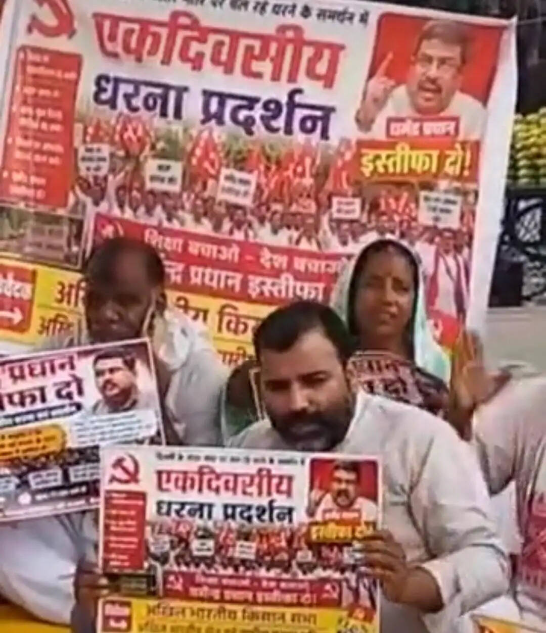 देवरिया में छात्र आंदोलन के समर्थन में किसान सभा व खेमू का धरना