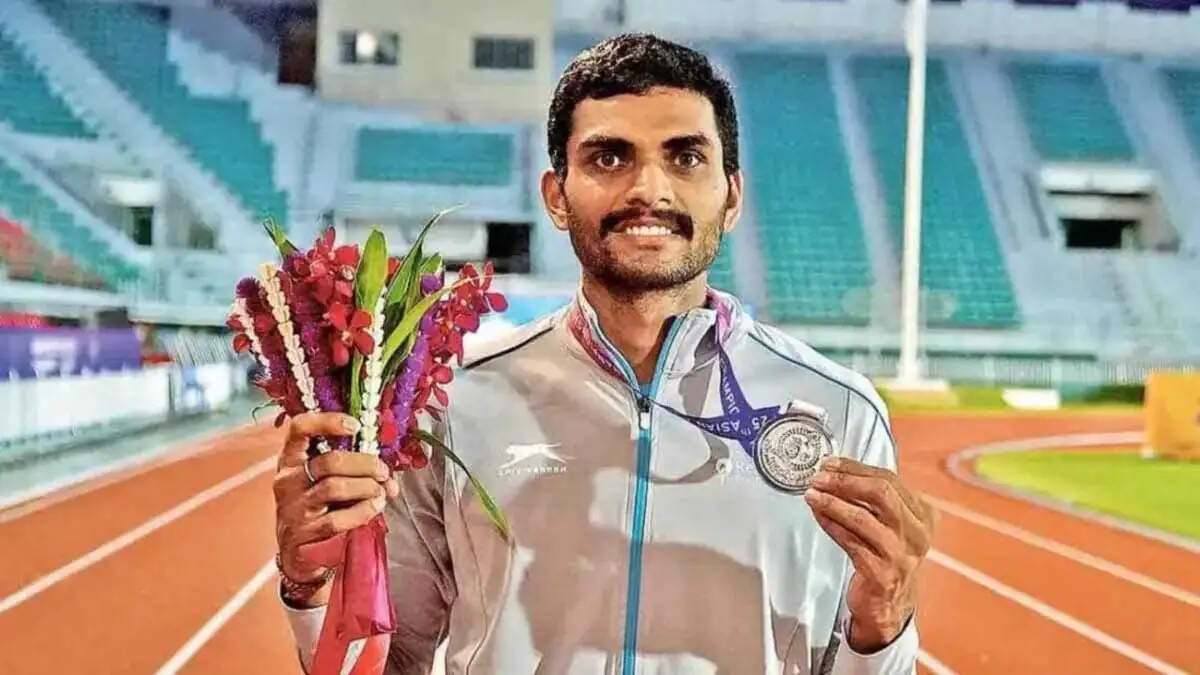 रायपुर : वित्त मंत्री ओपी चौधरी ने राष्ट्रमंडल खेल 2026 में रजत पदक विजेता सरवेश कुशारे को दी बधाई