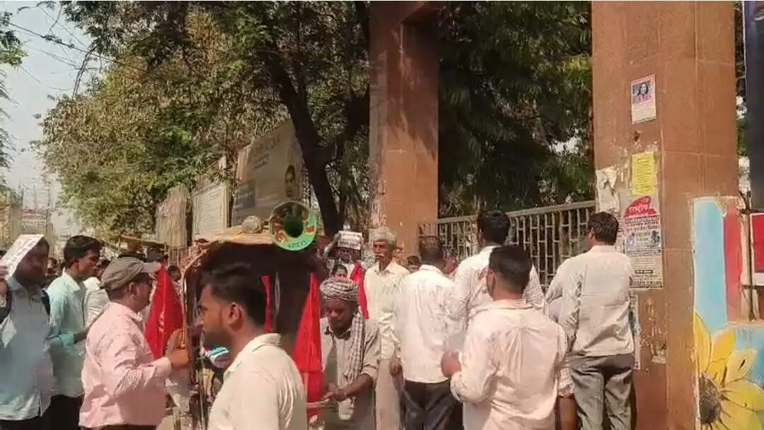 सारण समाहरणालय गेट पर राजस्व कर्मचारियो ने किया नारेबाजी