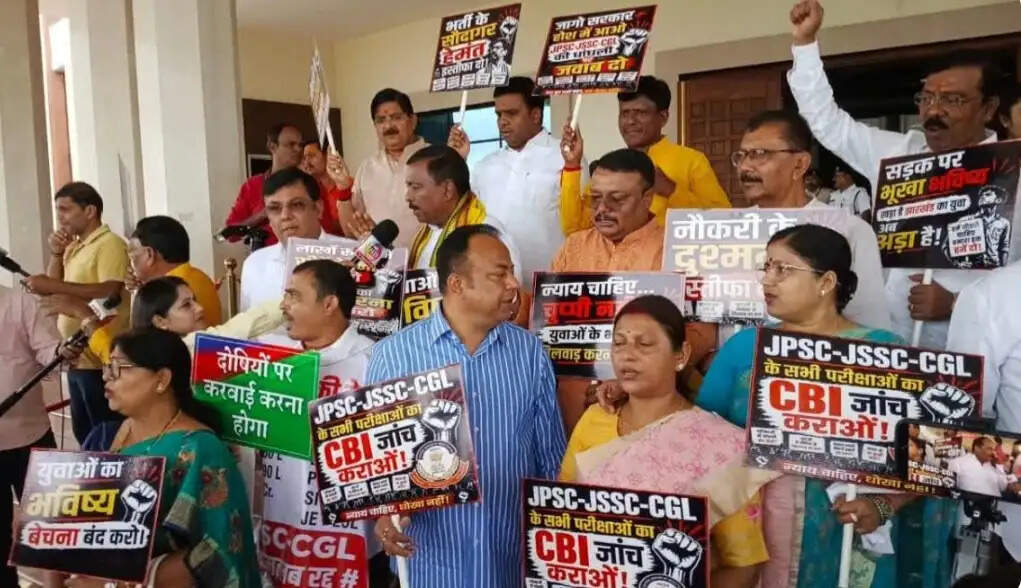 जेपीएससी मामले को लेकर एनडीए के विधायकों ने विधानसभा परिसर में किया प्रदर्शन