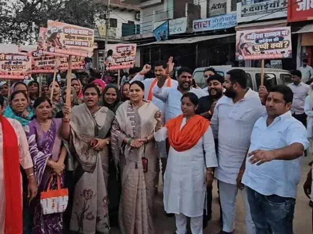कांग्रेस सांसद के खिलाफ भाजपा महिला मोर्चा का प्रदर्शन, राहुल गांधी का पुतला फूंका