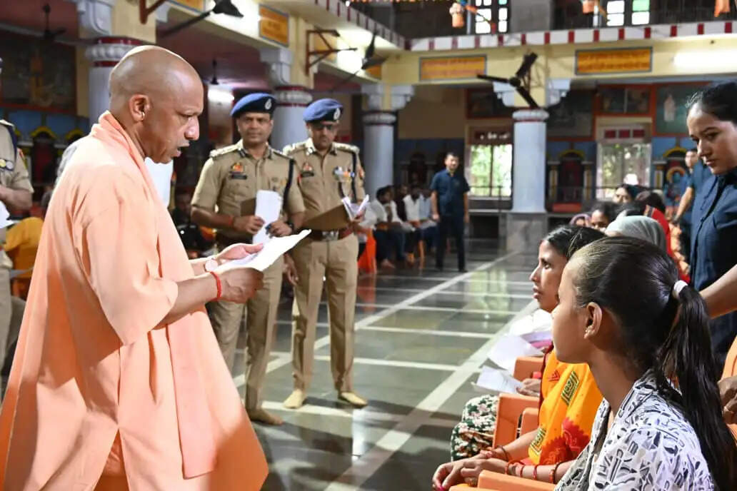 प्रतिकूल मौसम में भी मुख्यमंत्री योगी ने गाेरखपुर में किया जनता दर्शन