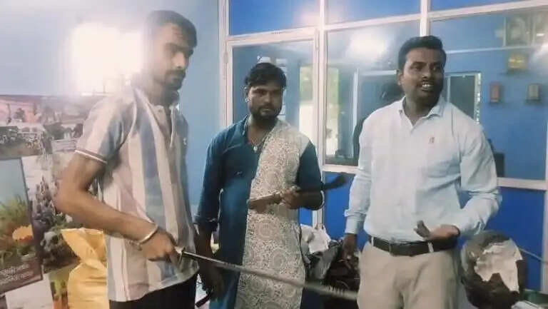 दुर्गापुर : बंद पड़े तृणमूल कार्यालय से धारदार हथियार बरामद, इलाके में सनसनी