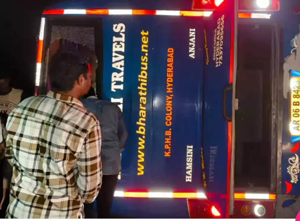 आंध्रप्रदेश में ट्रैवल्स बस पलटी.. दो की मौत.. कई घायल