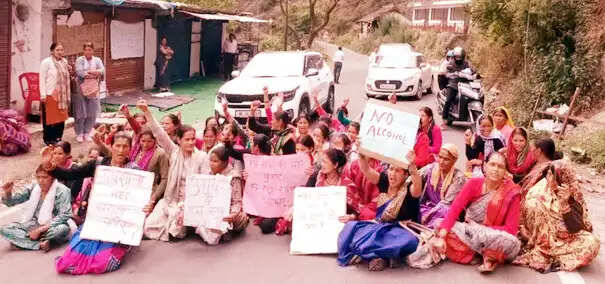 मदिरा दुकान के विरोध में ग्रामीणों का चक्का जाम