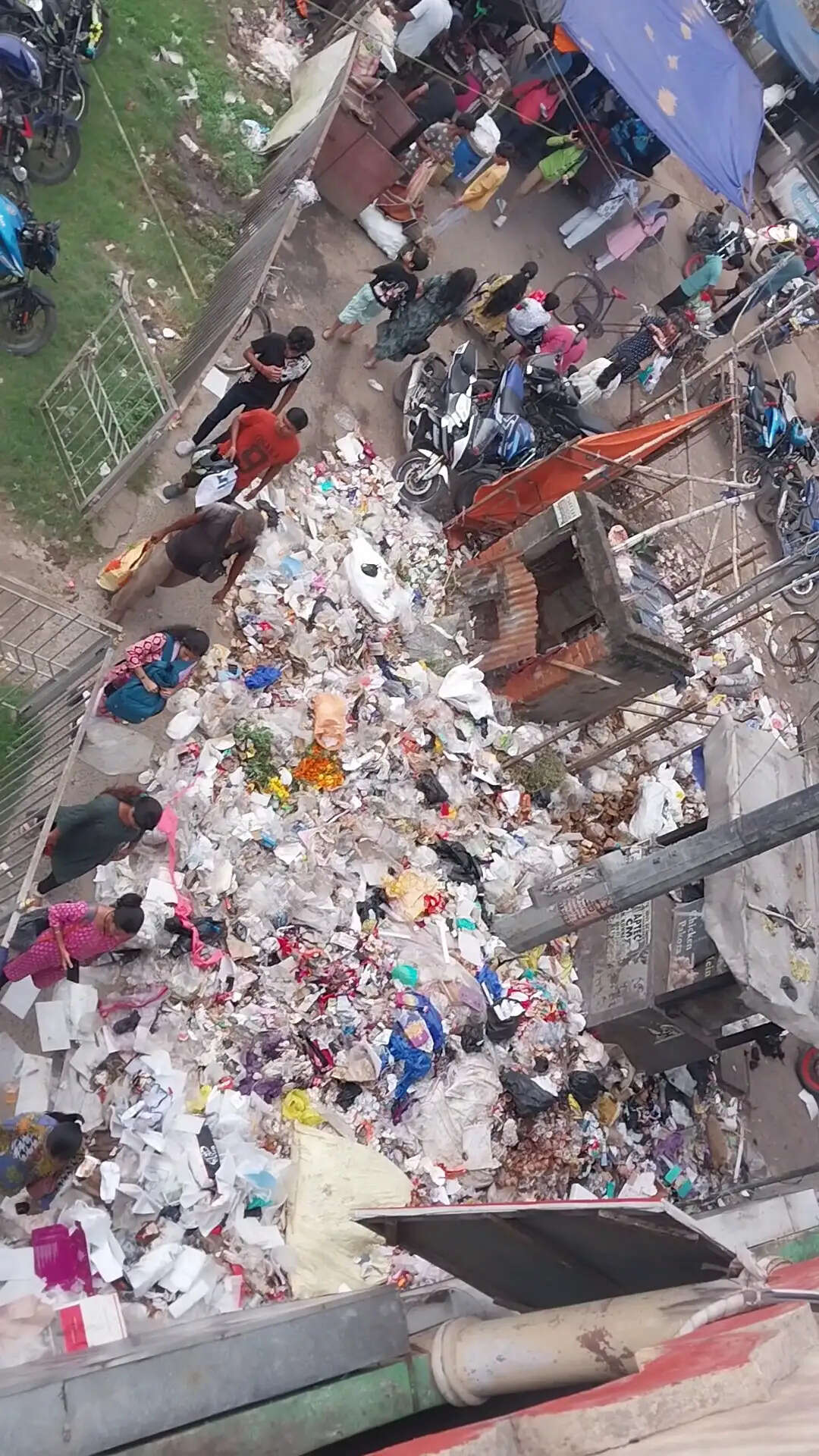 आरएमएस मैदान में कूड़े का ढेर, दुर्गा पूजा से पहले सफाई इंतजामों पर सवाल