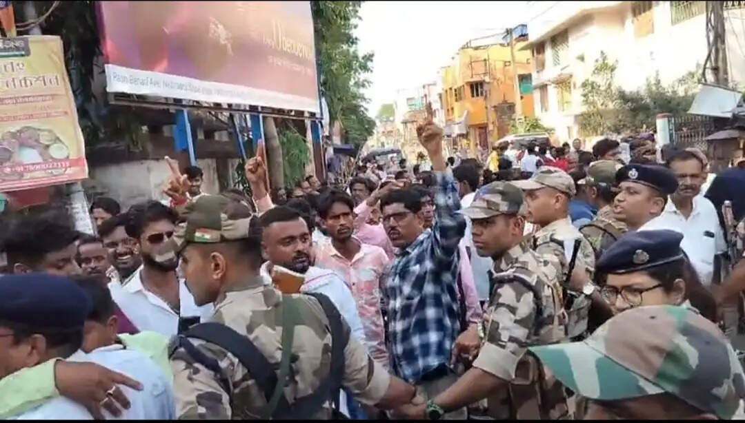 चंदननगर में नामांकन के दौरान तृणमूल और भाजपा समर्थकों में आमने-सामने टकराव, इलाके में तनाव