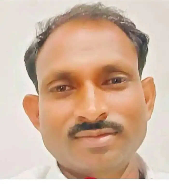 ई-रिक्शा से बाइक की भिड़ंत में सहायक अध्यापक की मौत, पत्नी घायल