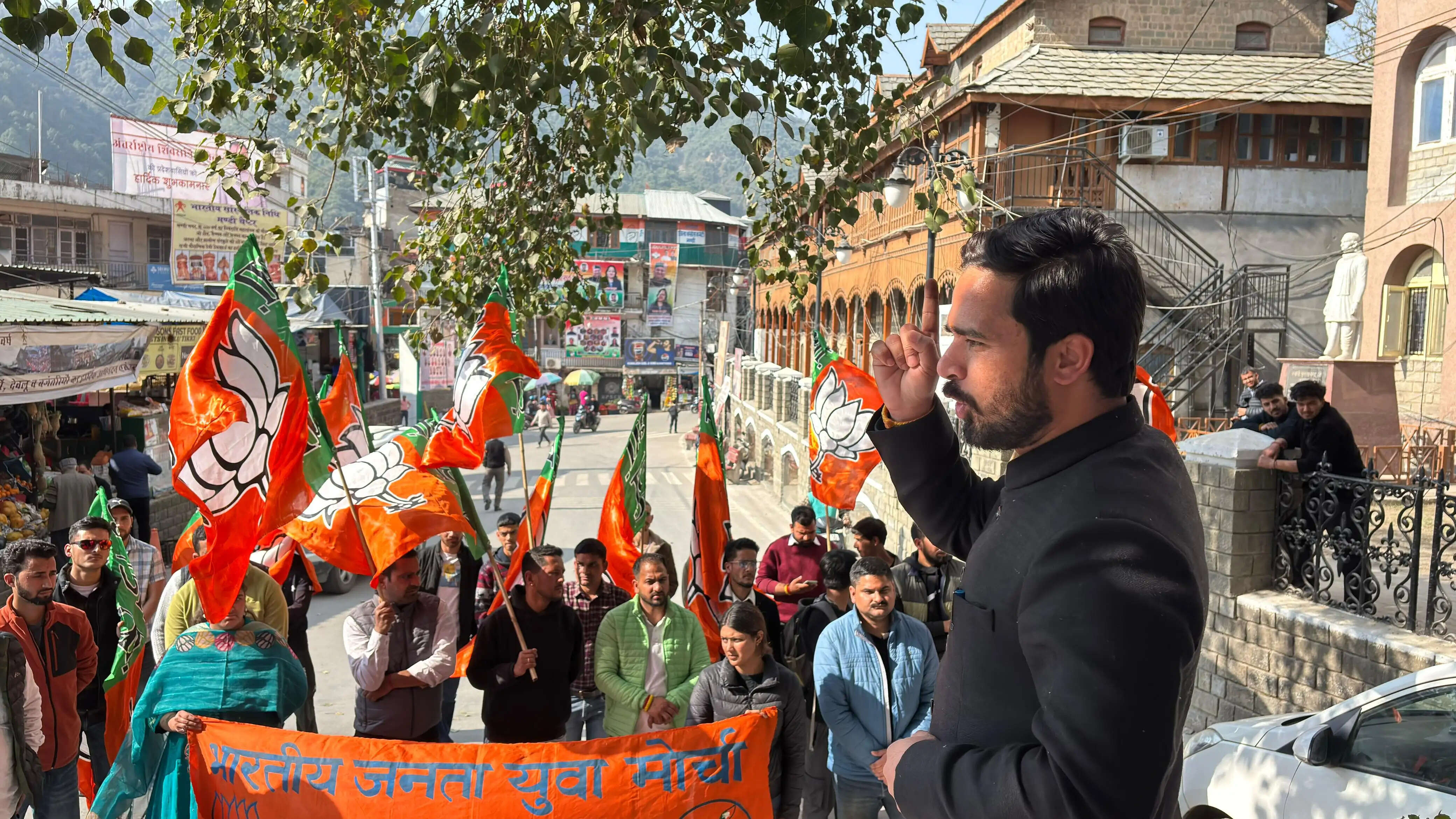 प्रदेश की कांग्रेस सरकार के खिलाफ भाजयूमो ने मंडी में किया धरना-प्रदर्शन