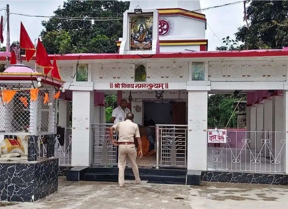 थाना परिसर के मंदिर में चोरी, घंटा-त्रिशूल समेत नकदी ले उड़े चोर