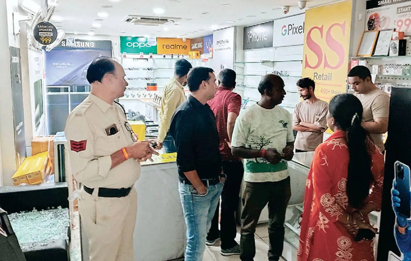 उज्जैन के बीच शहर में दो मोबाइल दुकानों पर 60 लाख की हाईटेक चोरी