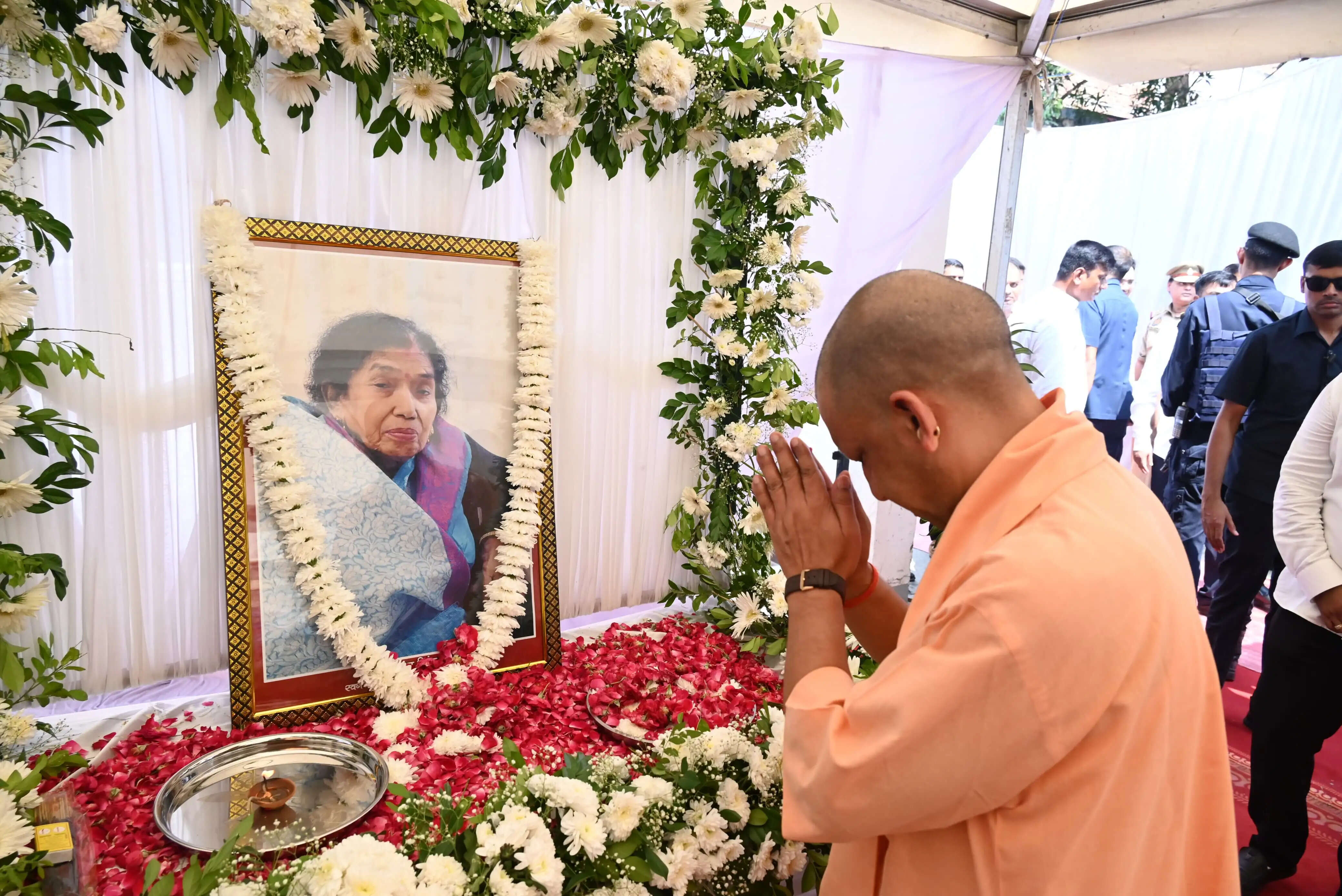 मुख्यमंत्री योगी आदित्यनाथ ने सुधा सिंह को दी श्रद्धांजलि, परिजनों को बंधाया ढांढस