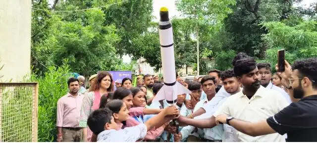राष्ट्रीय अंतरिक्ष दिवस पर बच्चों ने टेलीस्कोप से देखा सूर्य, जाना अंतरिक्ष विज्ञान